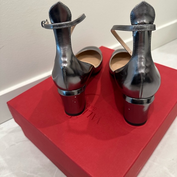 Valentino Garavani metallic ankle strap heels in size 37. Leather. Made in Italy - Picture 4 of 8